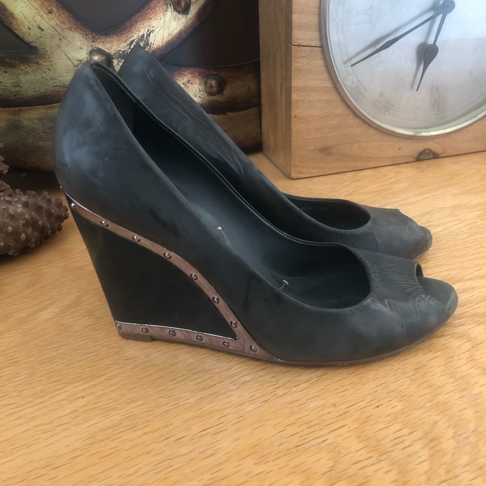 BCBG charcoal grey patent leather heels